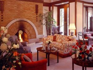 sala de estar con sofá y chimenea en Hotel La Neige, en Hakuba