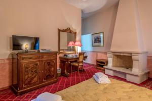 TV a/nebo společenská místnost v ubytování Alexios Luxury Hotel