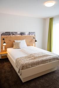 Ένα ή περισσότερα κρεβάτια σε δωμάτιο στο Vinotel Heinz J. Schwab