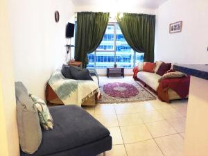 Posezení v ubytování Octavius Holiday Home, Large 2 Bedroom Apartment near Global Village & Outlet Mall