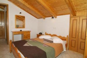 een slaapkamer met een groot bed en een wastafel bij Hotel Orfeas in Delfoi