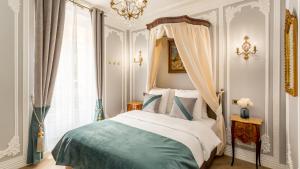 - une chambre avec un lit à baldaquin et une fenêtre dans l'établissement Luxury and spacious 5 bedroom 4 bathroom - Notre Dame, à Paris
