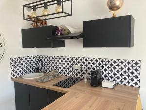 Kuchyň nebo kuchyňský kout v ubytování Appartement deux pièces , climatisé, terrase, Cavalaire + 19 fotografií