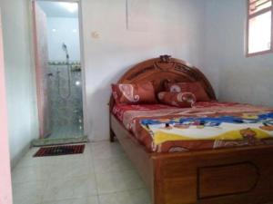 Tempat tidur dalam kamar di Kampoeng Tourist Homestay