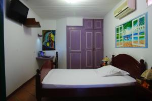 מיטה או מיטות בחדר ב-Studio with sea view enclosed garden and wifi at Foulpointe