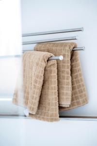 a group of towels hanging on a towel rack at Weinhaus an der Bergstrasse in Hamburg