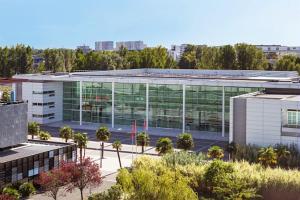 duży szklany budynek z mnóstwem okien w obiekcie ibis budget Bordeaux Centre Mériadeck w mieście Bordeaux