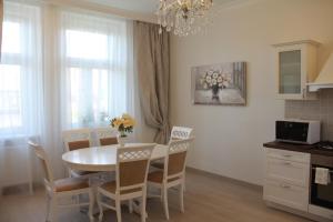 une cuisine et une salle à manger avec une table et des chaises dans l'établissement Jurincom apartments Kralovska Vyhlidka, à Karlovy Vary