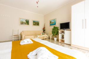 Televízia a/alebo spoločenská miestnosť v ubytovaní Apartments Franelić
