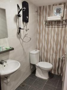 łazienka z toaletą i umywalką w obiekcie MORNINGS HOTEL w mieście Sungai Petani