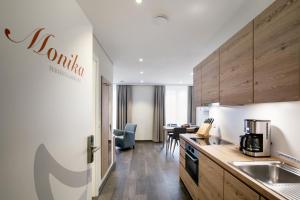 Kuchyň nebo kuchyňský kout v ubytování Hotel-Gasthaus Engel Luttingen