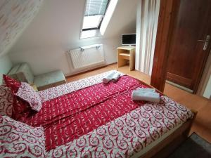 Posteľ alebo postele v izbe v ubytovaní Joós Apartman