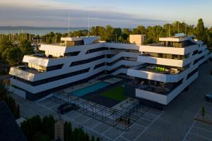 Bazén v ubytovaní Marina Apartman Hotel alebo v jeho blízkosti