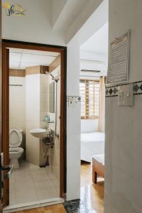 La salle de bains est pourvue de toilettes et d'un lavabo. dans l'établissement SH Hotel, à Hue