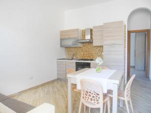 A kitchen or kitchenette at Appartamenti Via Corfù - Le vie di Omero