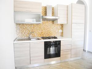 A kitchen or kitchenette at Appartamenti Via Corfù - Le vie di Omero