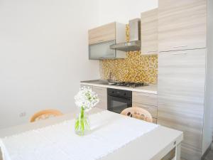 A kitchen or kitchenette at Appartamenti Via Corfù - Le vie di Omero
