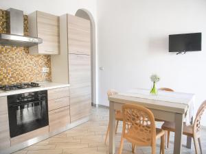 A kitchen or kitchenette at Appartamenti Via Corfù - Le vie di Omero