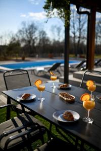 - une table avec des assiettes de nourriture et des verres de vin dans l'établissement Zen Promona, à Puljane