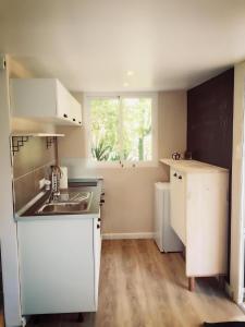 małą kuchnię ze zlewem i oknem w obiekcie Casita 2 w mieście Benajarafe