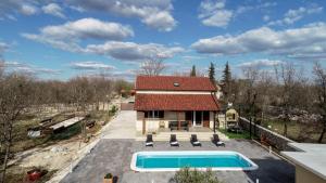 een luchtzicht op een huis met een zwembad bij Zen Promona in Puljane