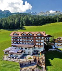 Nespecifikovaný výhled na hory nebo výhled na hory při pohledu z hotelu