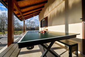 - une table de ping-pong au milieu d'une terrasse dans l'établissement Zen Promona, à Puljane