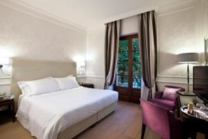 Кровать или кровати в номере The Ashbee Hotel +37 фотографий