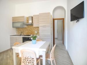 A kitchen or kitchenette at Appartamenti Via Corfù - Le vie di Omero