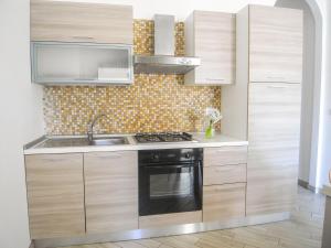 A kitchen or kitchenette at Appartamenti Via Corfù - Le vie di Omero