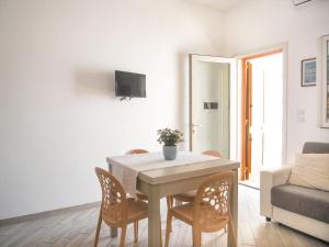 A television and/or entertainment centre at Appartamenti Via Corfù - Le vie di Omero