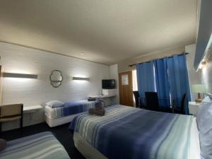 En eller flere senge i et værelse på Capri Motel