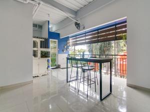 eine Küche mit einer Bar und einem Balkon in der Unterkunft OYO 90305 De Umbrela Mansion Syari'ah Ciputat in Tangerang
