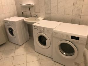 a bathroom with two washing machines and a sink at Monteurunterkunft Wolkersdorf in Schwabach