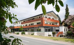 budynek przy drodze w obiekcie Hotel-Restaurant Gollner w mieście Lebring