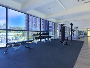 The fitness centre and/or fitness facilities at HYVE SOHO Cyberjaya by BeeStay Management