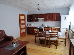 - une cuisine avec une table et des chaises dans la chambre dans l'établissement Mieszkanie Nad Popradem INPIW03, à Piwniczna-Zdrój