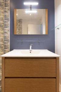 a bathroom with a sink and a mirror at Le petit Manhattan - Appartement privé de 45 m2 - 2 à 4 personnes - Parking privé in Metz +32 photos