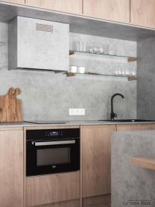 Kuchnia lub aneks kuchenny w obiekcie ApartView Plażowa Residence Szczyrk by Rent like home