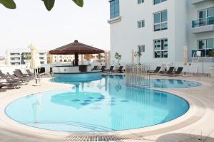 Basen w obiekcie Hyatt Place Dubai Al Rigga Residences lub w pobliżu