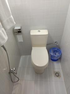 ein Badezimmer mit einem weißen WC in einer Kabine in der Unterkunft White Park Boutique Hotel in Chittagong