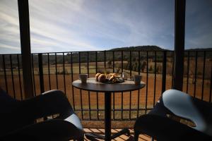 uma mesa numa varanda com vista para um campo em Masllosar Apartamento Rural Vilafranca em Villafranca del Cid