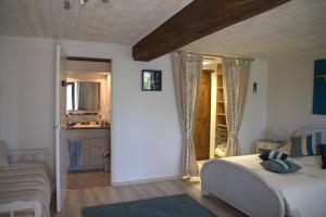 1 dormitorio con 1 cama y 1 dormitorio con cocina. en Chambre d hote La Roussiere en Saint-Ouen-des-Toits