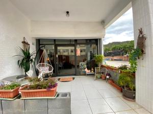 鹅銮鼻居家民宿-岩手二館的一座在建筑中种植盆栽植物的庭院