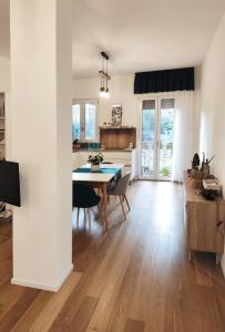 cocina y sala de estar con mesa y sillas en Confortevole stanza privata in grazioso appartamento con giardino, en Cagliari
