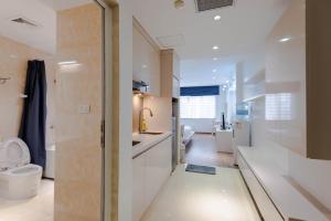 een badkamer met een wastafel en een toilet in een kamer bij 22HOUSING 48 Phan Kế Bính in Hanoi