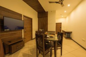 Televiisor ja/või meelelahutuskeskus majutusasutuses Trivers Resort Munnar