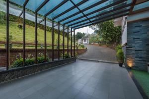 גינה חיצונית ב-Trivers Resort Munnar