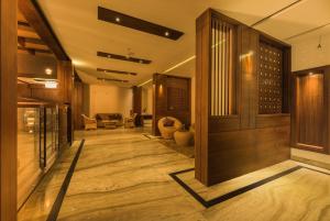 un vestíbulo con suelo de madera y una habitación con sillas en Trivers Resort Munnar en Munnar