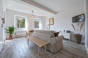 Televízia a/alebo spoločenská miestnosť v ubytovaní Via Avelli, 4 - Florence Charming Apartments - Delightful and bright 3rd-floor apartment without elevator, overlooking one of Florence's most beautiful squares, Exceptionally located for exploring the city